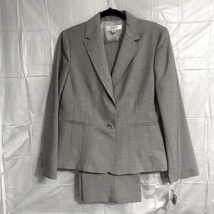 Kasper women’s suit w/jacket size 18 &pants size14